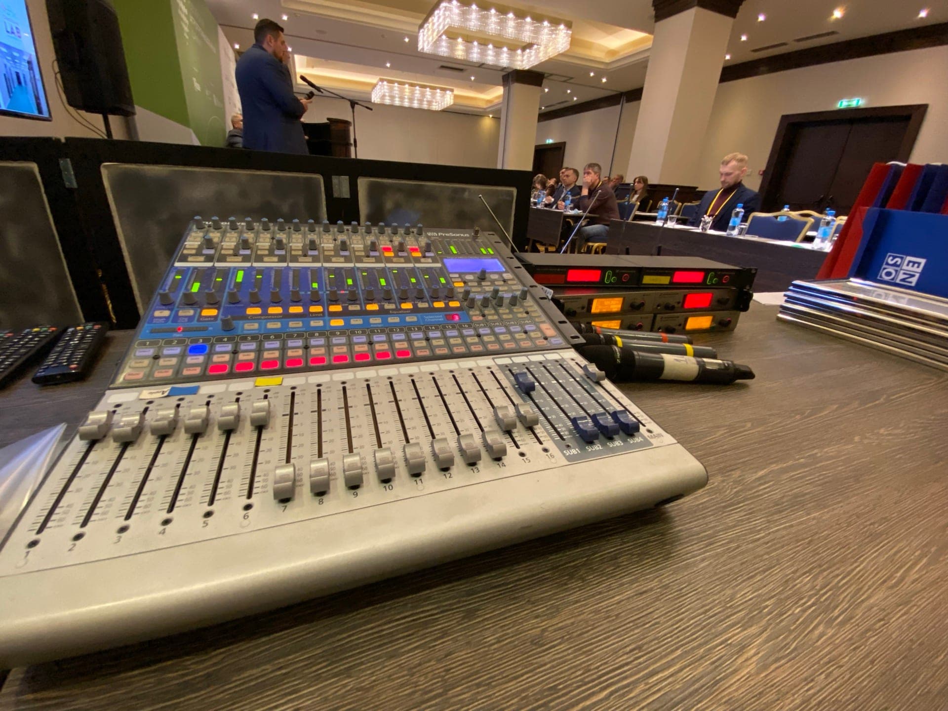 Цифровой пульт PreSonus StudioLive и радиосистемы Sennheiser ZSV-PRO в большом зале Российского агропромышленного саммита, на сцене спикер, 17 февраля 2022
